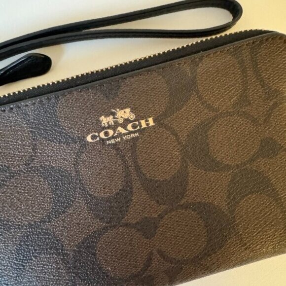 Coach Handbags - Coach wristlet